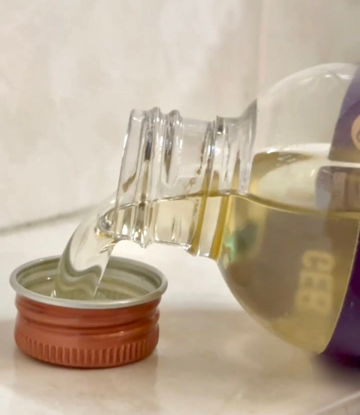 Gietende olie (heldere druppel), product in glas.